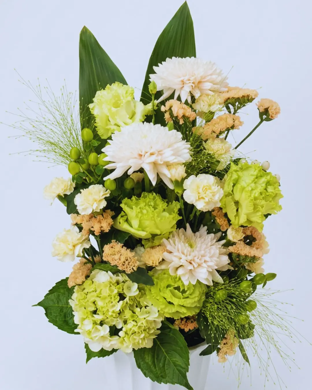白と黄緑でまとめた、花器入りのアレンジメント