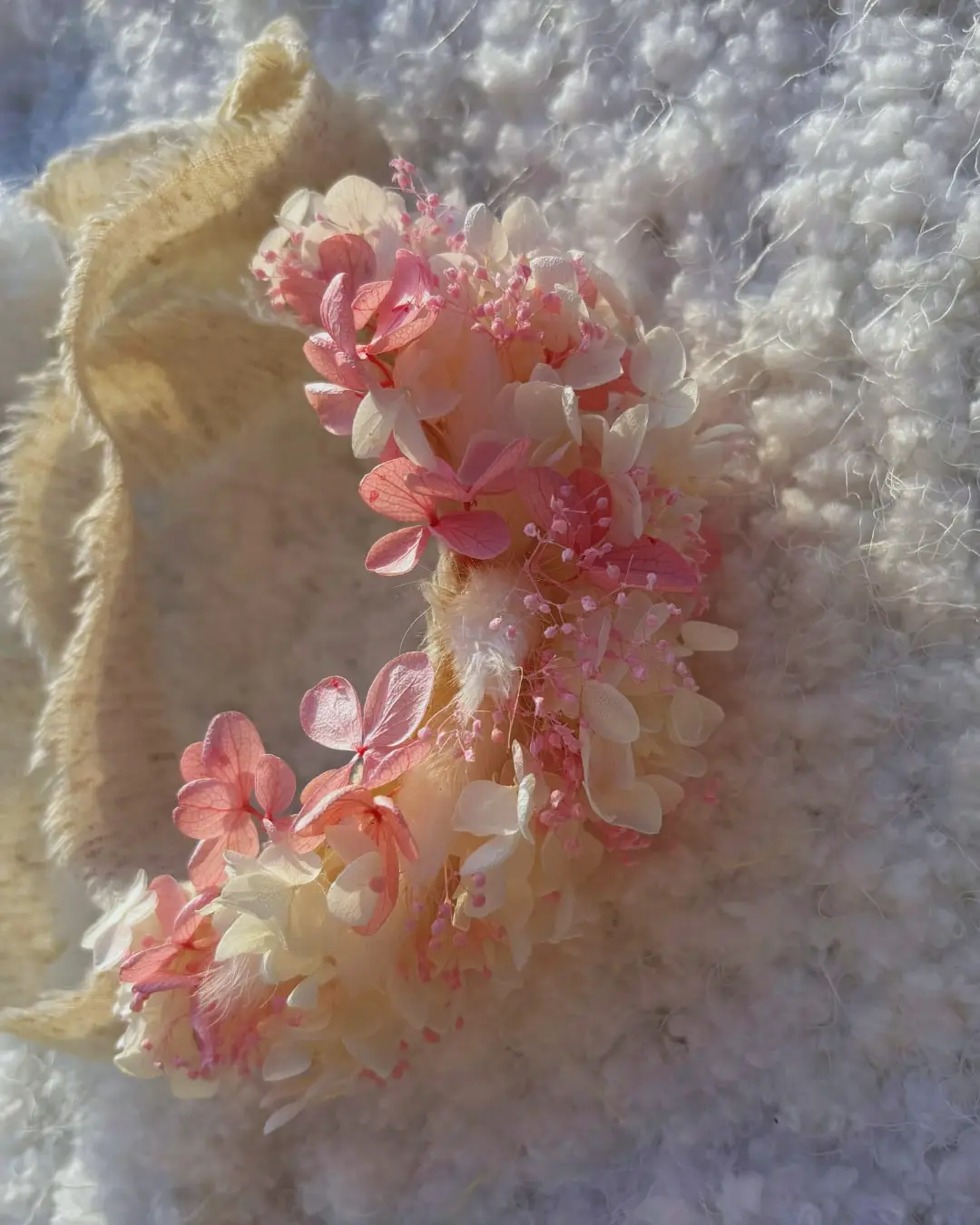 ピンクと白のプリザーブドフラワーで作った、わんちゃん用の花冠